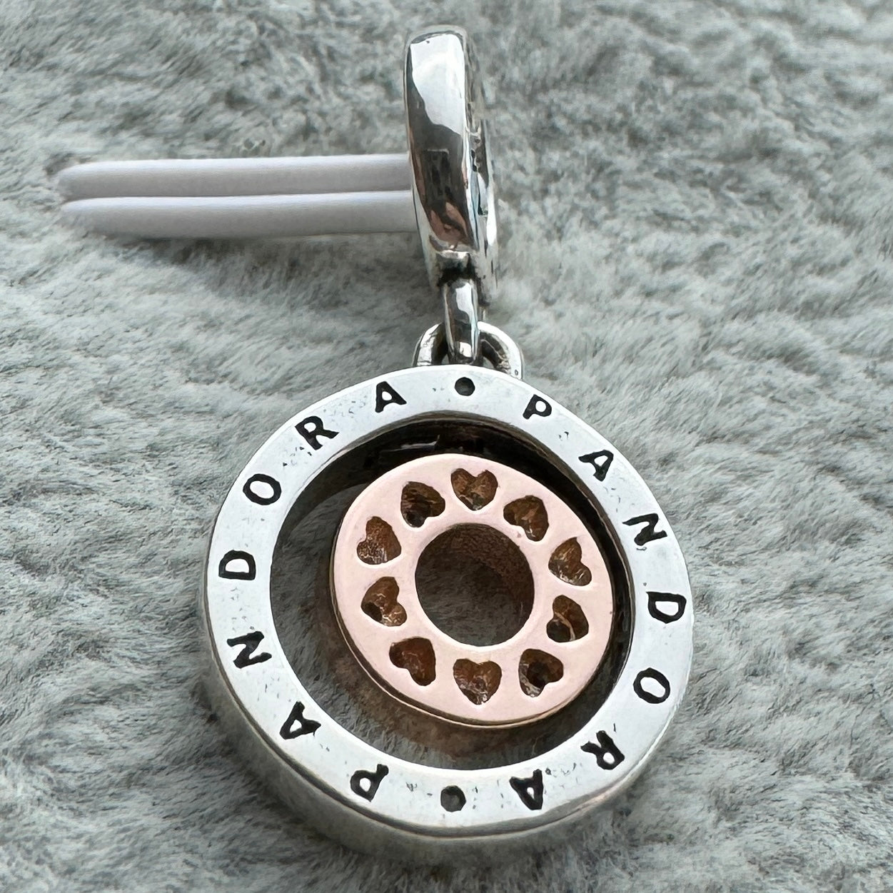 Charm Colgante Logotipo Rosado Pandora Vista Desde Atrás