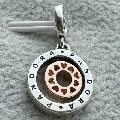Charm Colgante Logotipo Rosado Pandora Vista Desde Atrás