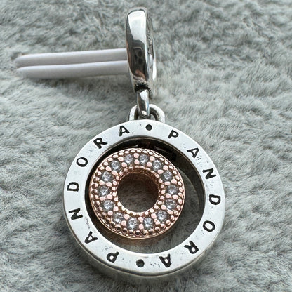 Charm Colgante Logotipo Rosado Pandora Vista Frontal