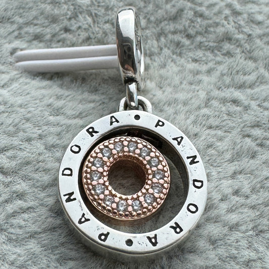 Charm Colgante Logotipo Rosado Pandora Vista Frontal