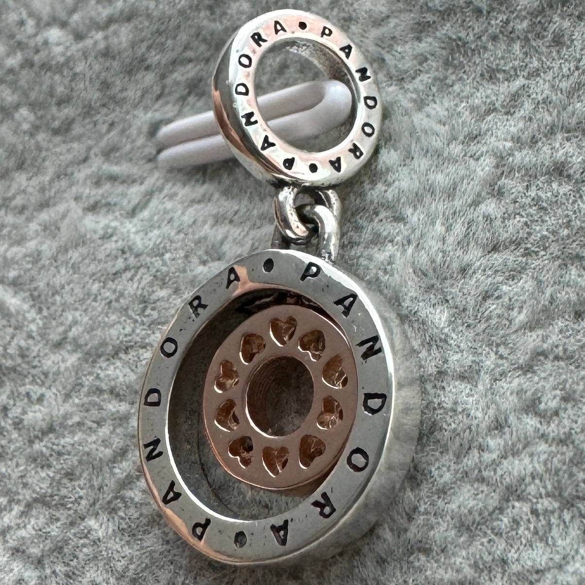 Charm Colgante Logotipo Rosado Pandora Vista Lateral