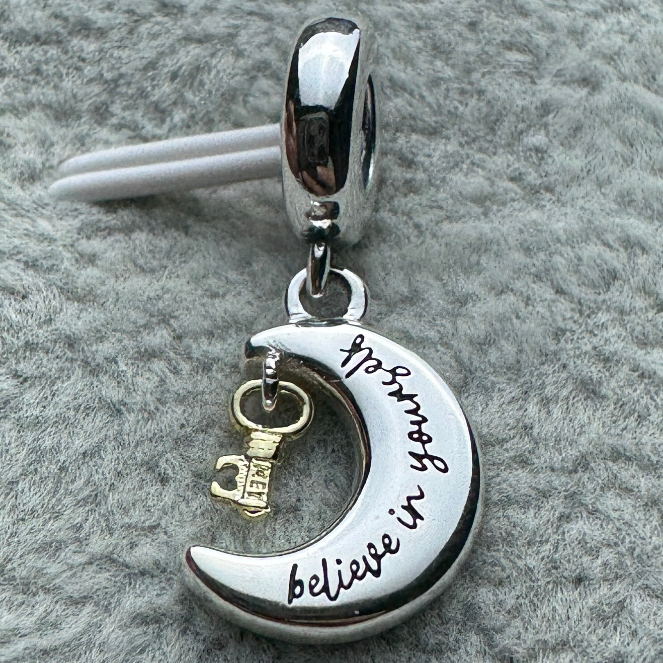 Charm Colgante Luna Opalescente Y Llave Pandora Vista Desde Atrás