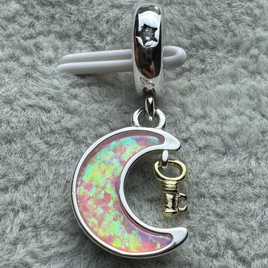 Charm Colgante Luna Opalescente Y Llave Pandora Vista Frontal
