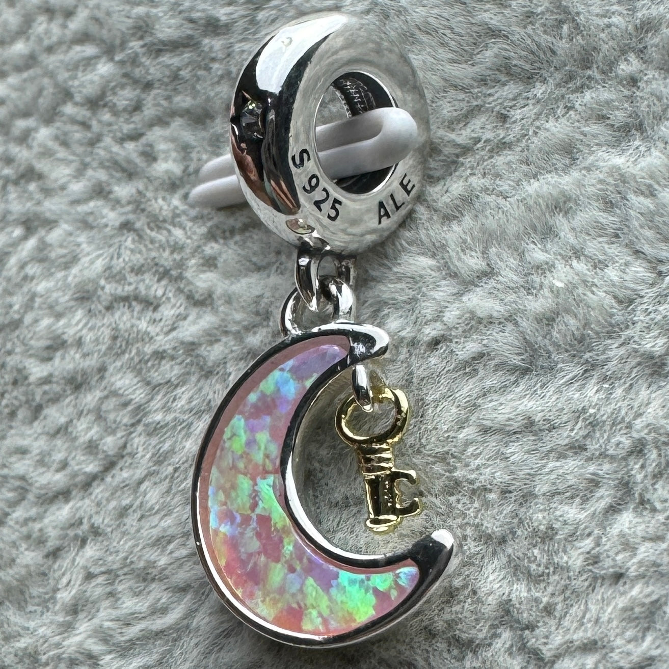 Charm Colgante Luna Opalescente Y Llave Pandora Vista Lateral