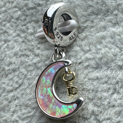 Charm Colgante Luna Opalescente Y Llave Pandora Vista Lateral