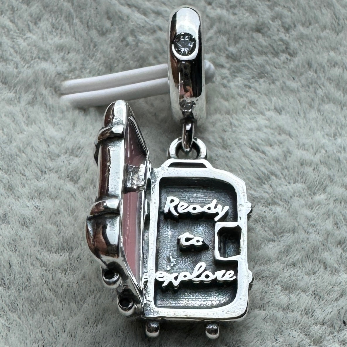 Charm Colgante Maleta De Viaje Que Se Puede Abrir Pandora Vista Frontal Abierto