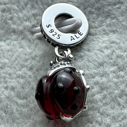 Charm Colgante Mariquita Roja De Cristal De Murano Pandora Vista Lateral