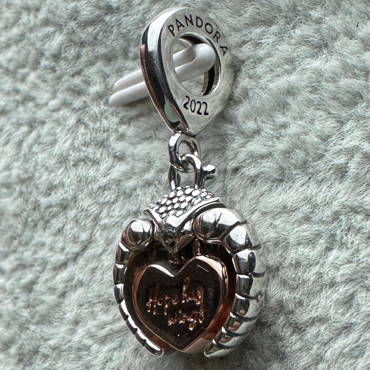 Charm Colgante Mariquita Y Corazón 2022 Pandora Vista Del Costado