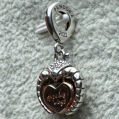 Charm Colgante Mariquita Y Corazón 2022 Pandora Vista Del Costado