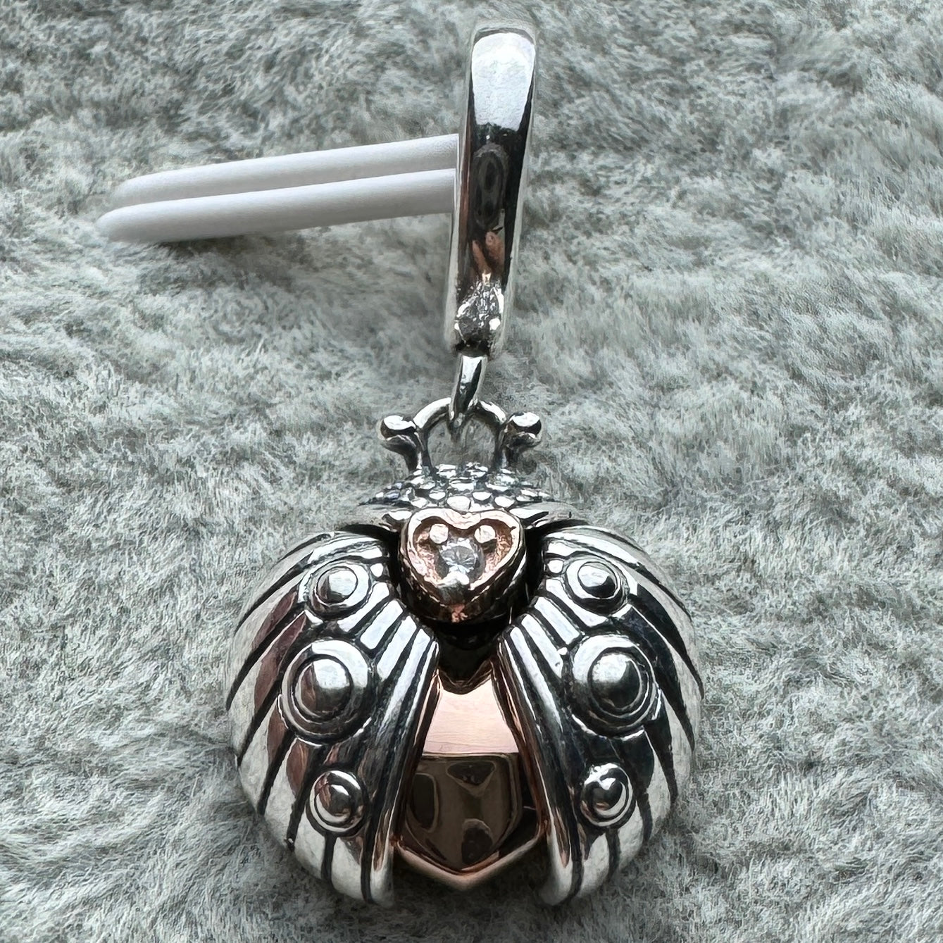 Charm Colgante Mariquita Y Corazón 2022 Pandora Vista Frontal