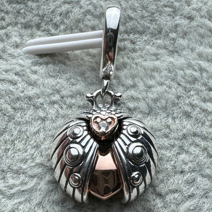Charm Colgante Mariquita Y Corazón 2022 Pandora Vista Frontal
