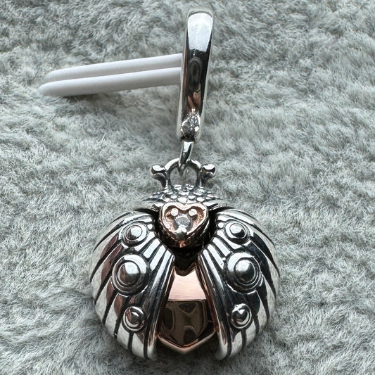Charm Colgante Mariquita Y Corazón 2022 Pandora Vista Frontal