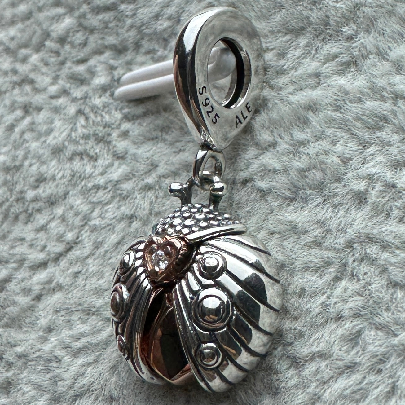 Charm Colgante Mariquita Y Corazón 2022 Pandora Vista Lateral