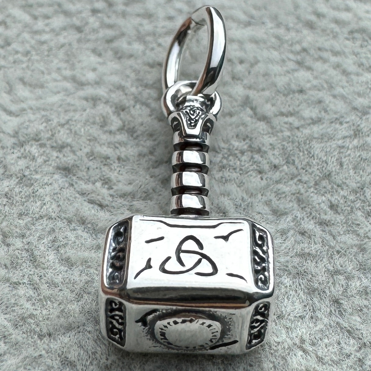 Charm Colgante Martillo De Thor Marvel Pandora Vista Desde Abajo