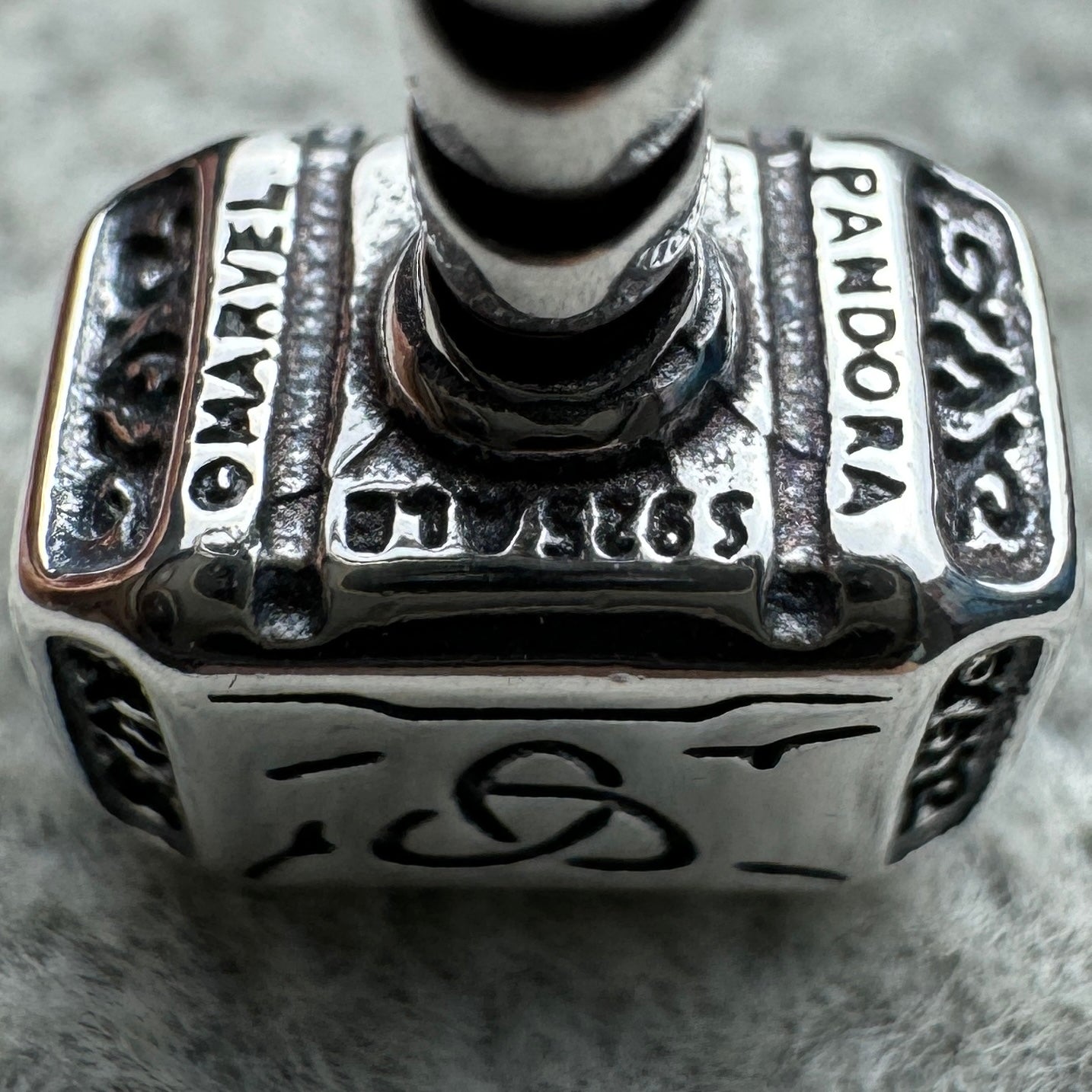 Charm Colgante Martillo De Thor Marvel Pandora Vista Desde Arriba