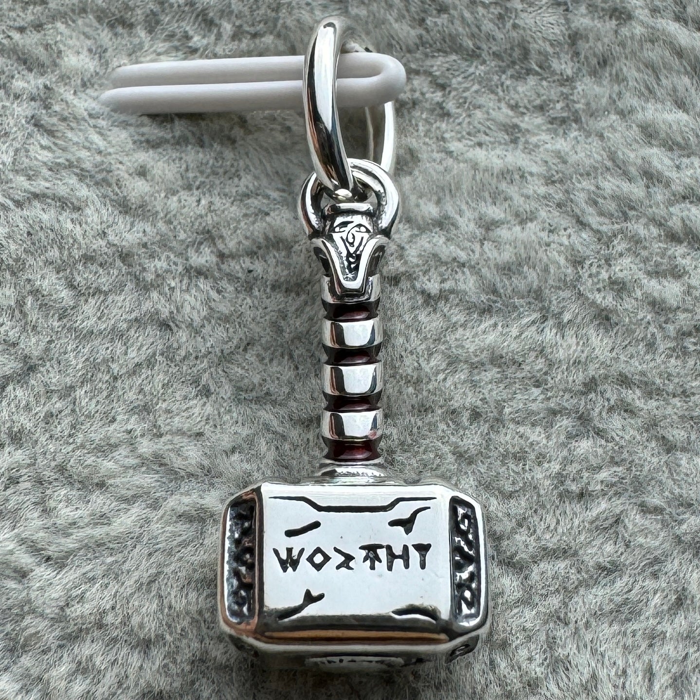 Charm Colgante Martillo De Thor Marvel Pandora Vista Desde Atrás