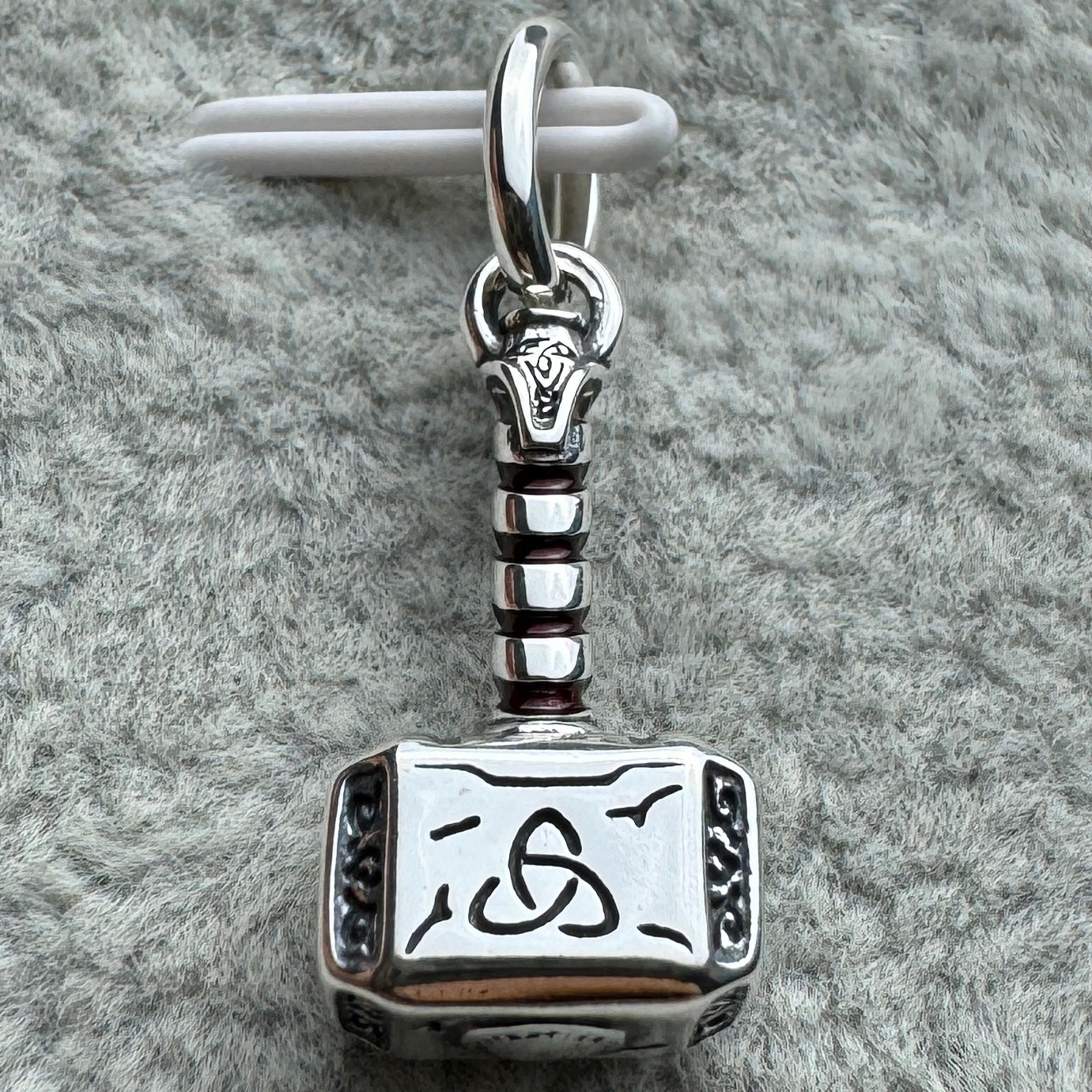 Charm Colgante Martillo De Thor Marvel Pandora Vista Frontal