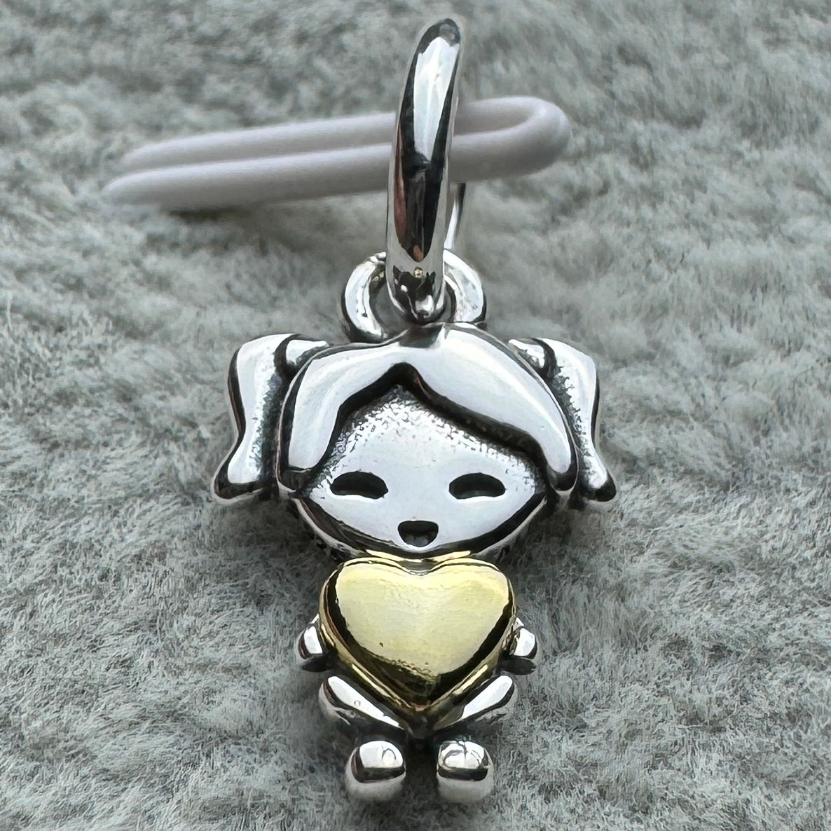 Charm Colgante Niña Feliz Pandora Vista Frontal