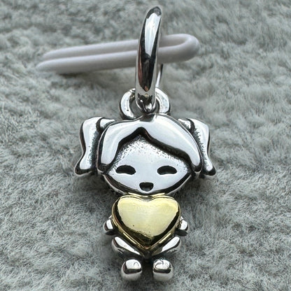 Charm Colgante Niña Feliz Pandora Vista Frontal