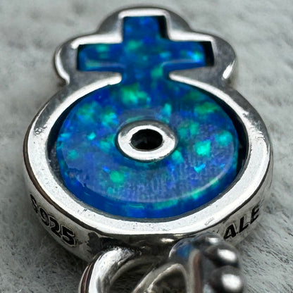 Charm Colgante Opalescente Azul Signo De La Mujer Pandora Vista Desde Arriba