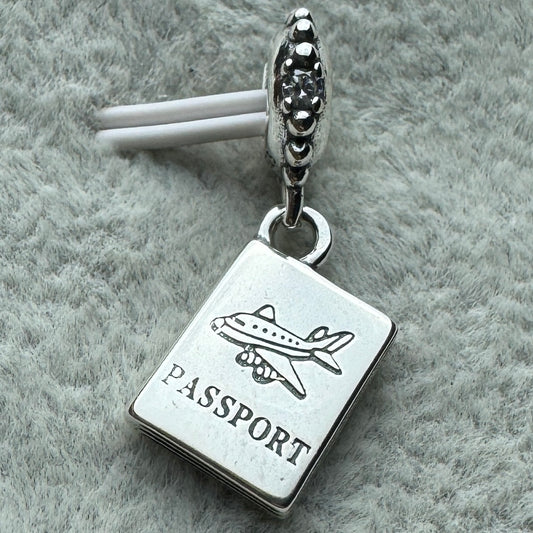 Charm Colgante Pasaporte Pandora Vista Frontal