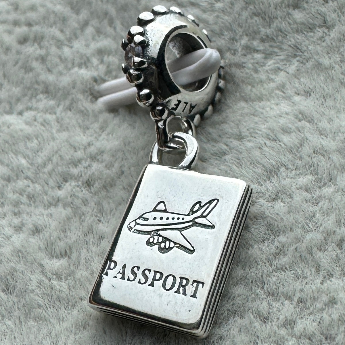 Charm Colgante Pasaporte Pandora Vista Lateral