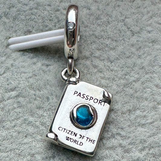 Charm Colgante Pasaporte Que Se Abre Vista Frontal