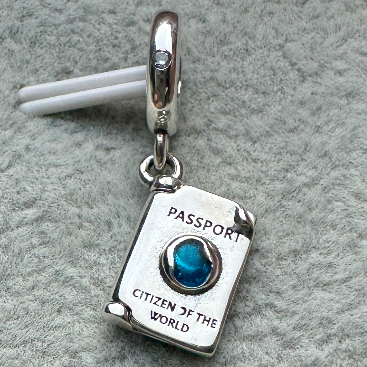 Charm Colgante Pasaporte Que Se Abre Vista Frontal