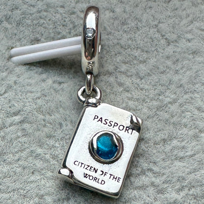 Charm Colgante Pasaporte Que Se Abre Vista Frontal