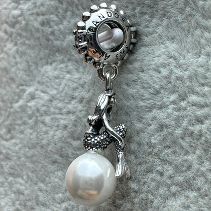 Charm Colgante Princesa Ariel Sobre Perla Sirenita Disney Pandora Vista Del Costado