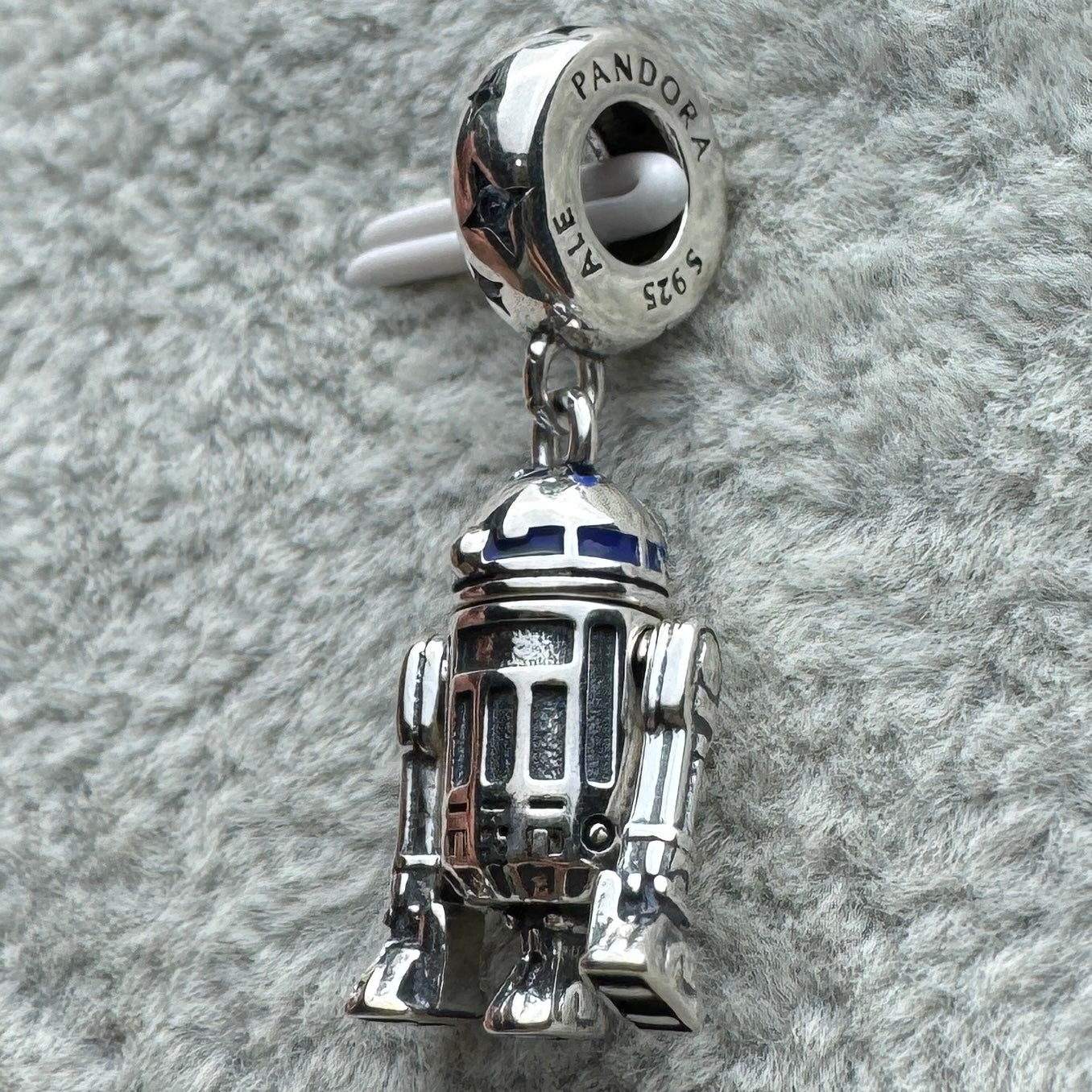 Charm Colgante R2D2 Se Le Mueven Brazos Y Cabeza Star Wars Disney Pandora Vista Del Costado