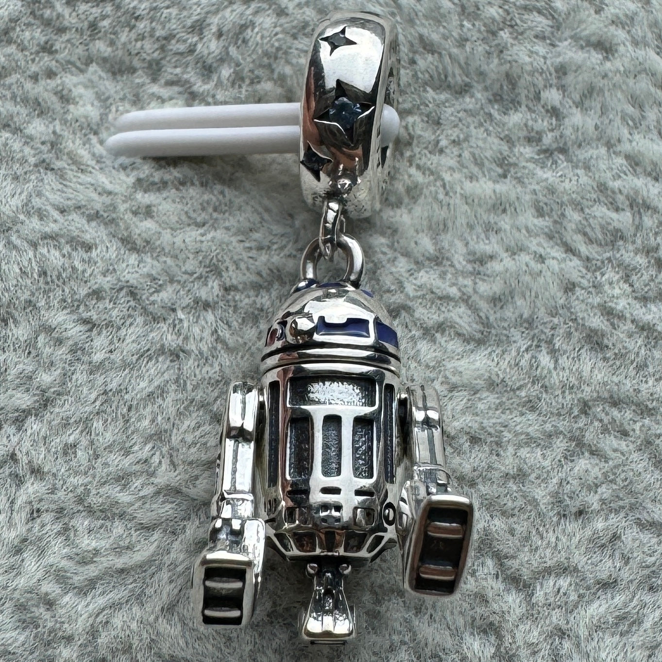 Charm Colgante R2D2 Se Le Mueven Brazos Y Cabeza Star Wars Disney Pandora Vista Desde Atrás