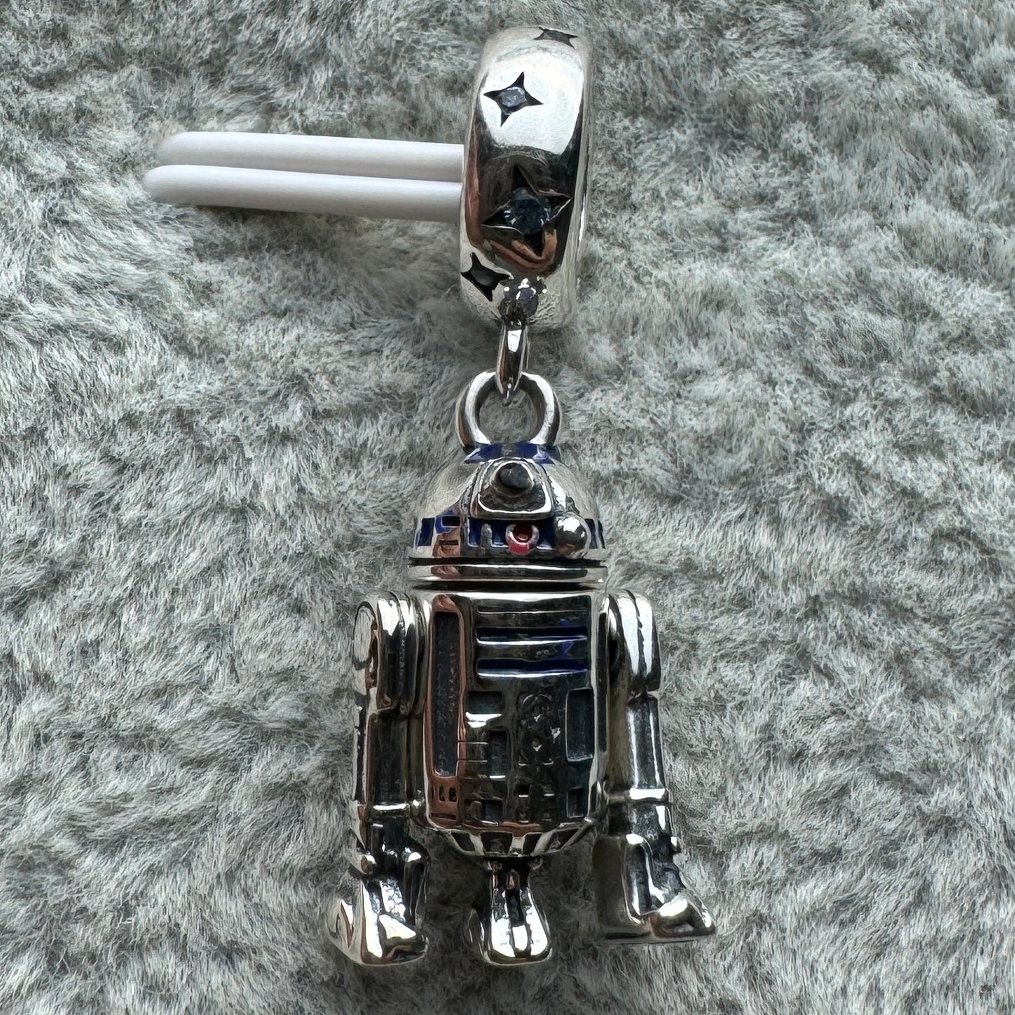 Charm Colgante R2D2 Se Le Mueven Brazos Y Cabeza Star Wars Disney Pandora Vista Frontal