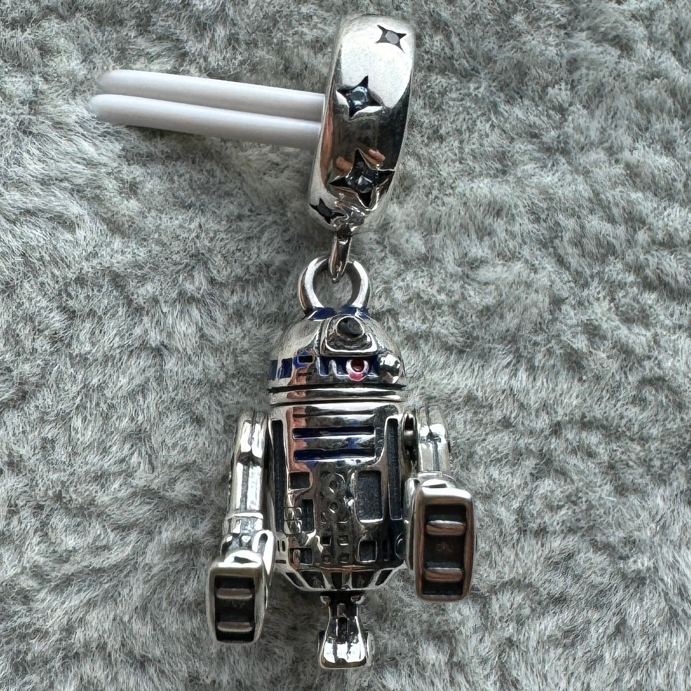 Charm Colgante R2D2 Se Le Mueven Brazos Y Cabeza Star Wars Disney Pandora Vista Frontal Movible