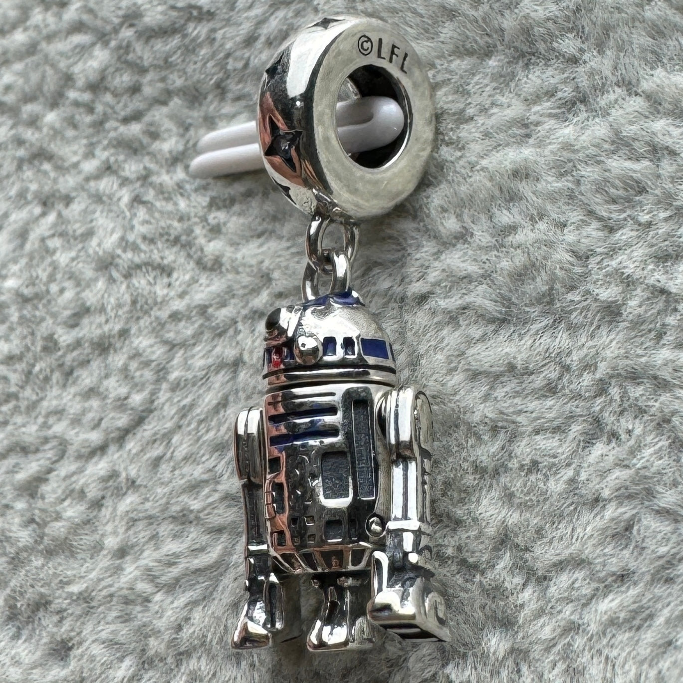 Charm Colgante R2D2 Se Le Mueven Brazos Y Cabeza Star Wars Disney Pandora Vista Lateral