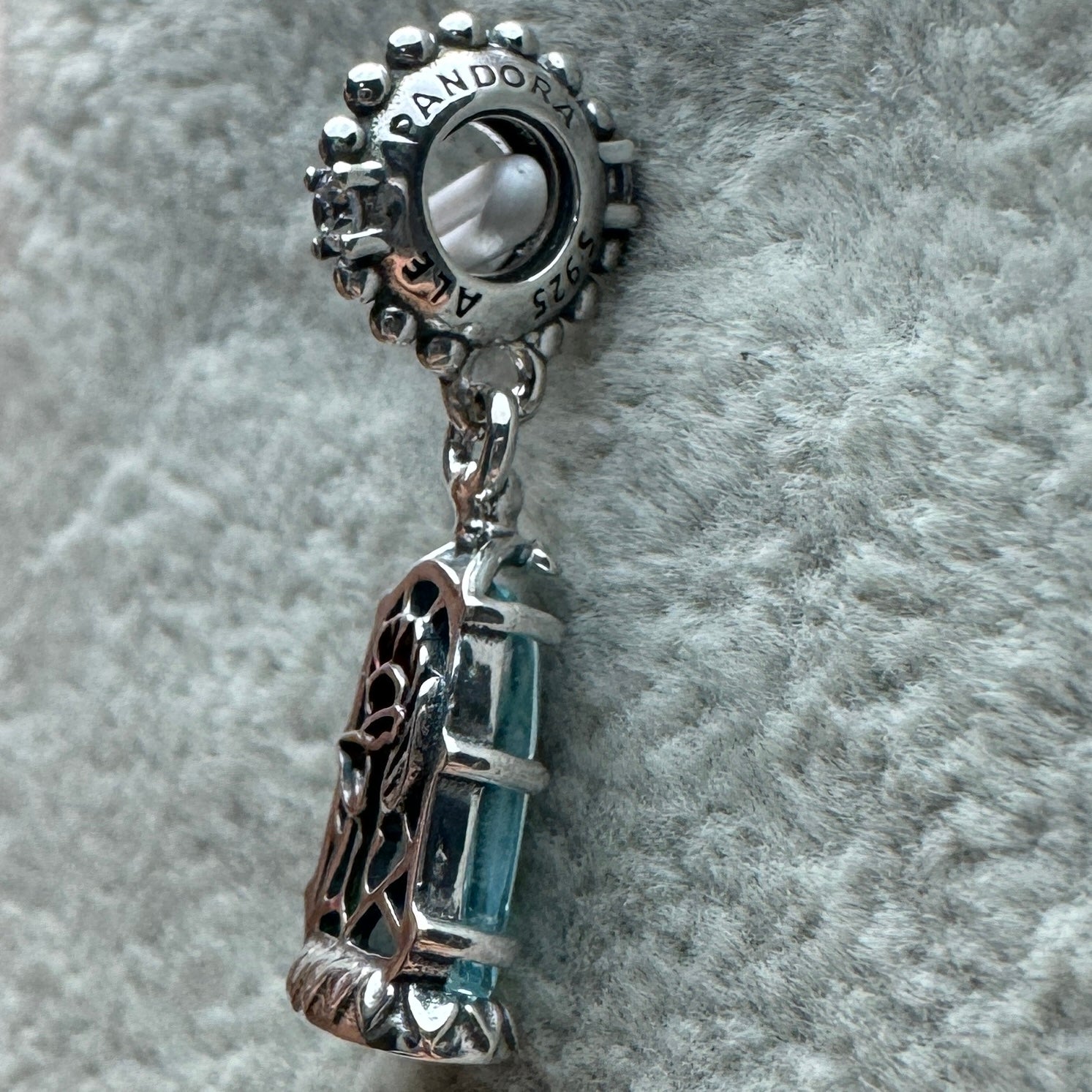 Charm Colgante Rosa Encantada De Princesa La Bella Y La Bestia De Disney Pandora Vista Del Costado