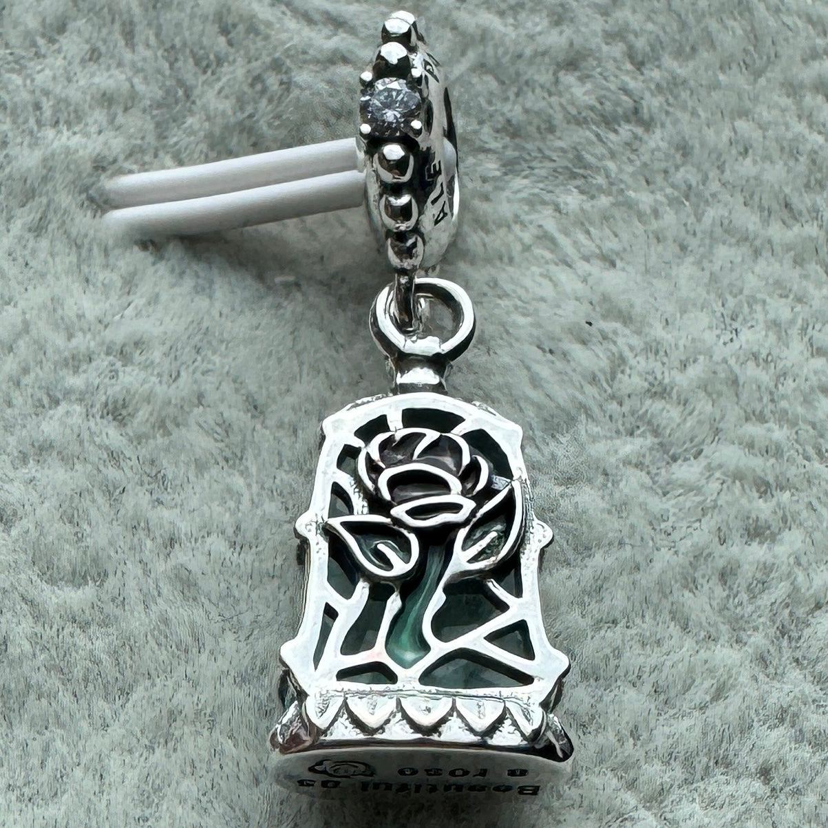 Charm Colgante Rosa Encantada De Princesa La Bella Y La Bestia De Disney Pandora Vista Desde Atrás