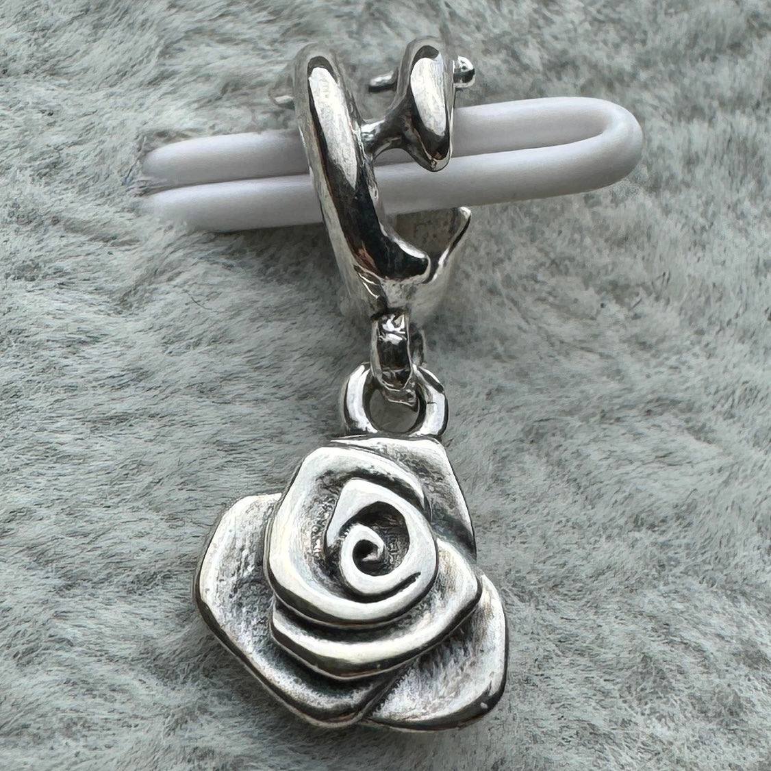 Charm Colgante Rosa Floreciendo Pandora Vista Frontal