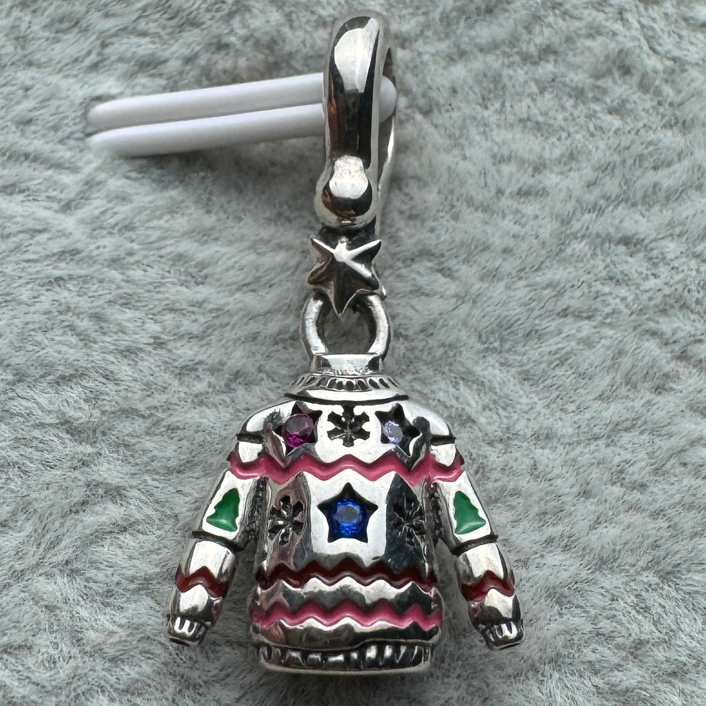 Charm Colgante Suéter Navideño Pandora Vista Frontal