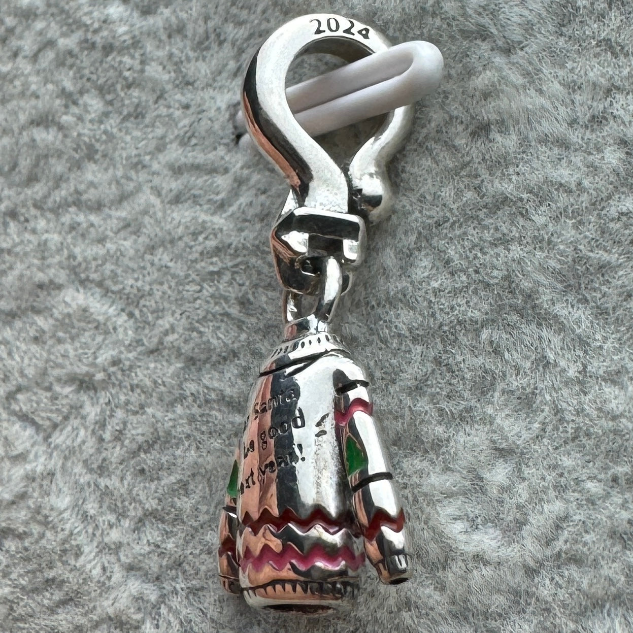 Charm Colgante Suéter Navideño Pandora Vista Lateral