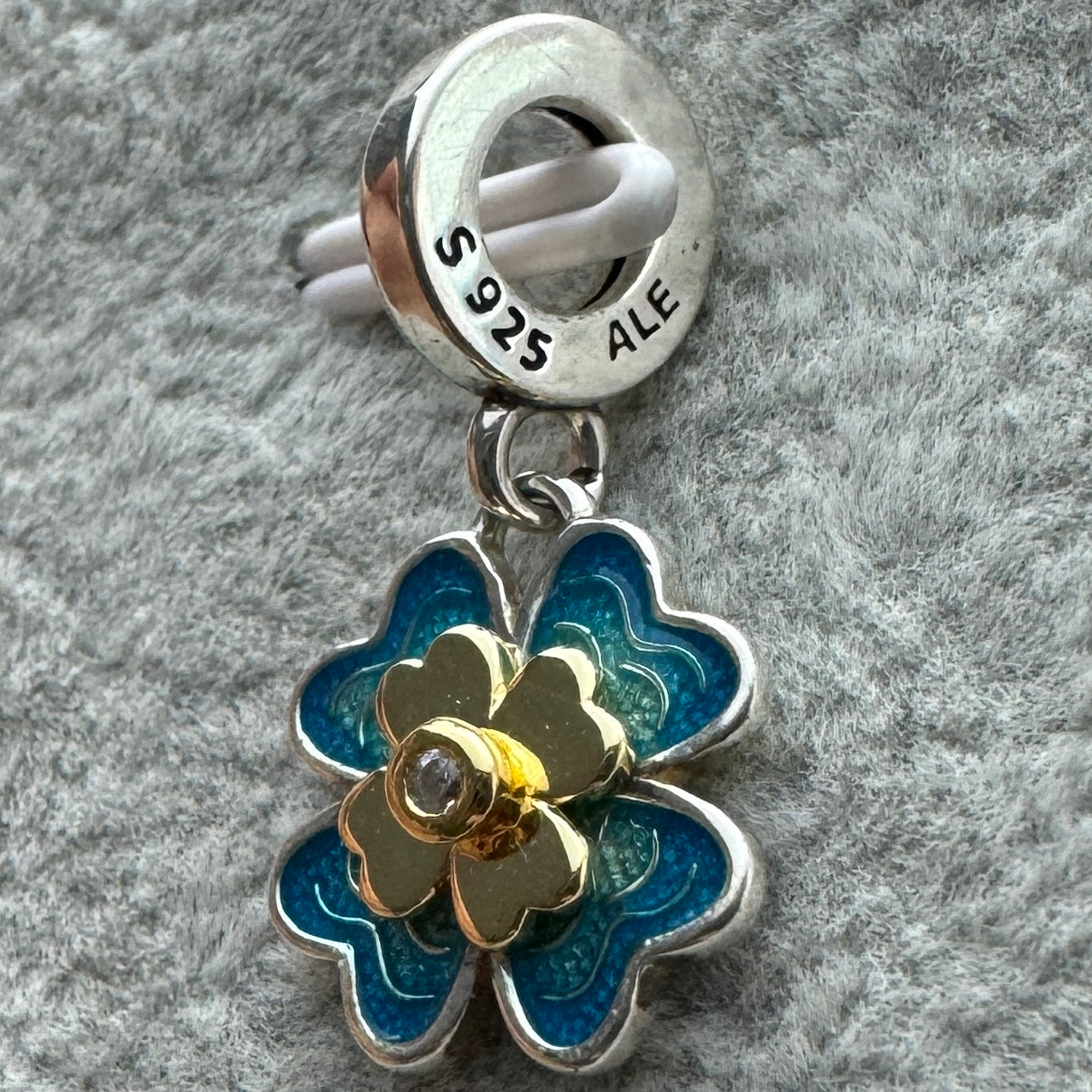 Charm Colgante Trébol De Cuatro Hojas Club 2025 Pandora Vista Lateral