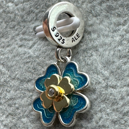 Charm Colgante Trébol De Cuatro Hojas Club 2025 Pandora Vista Lateral