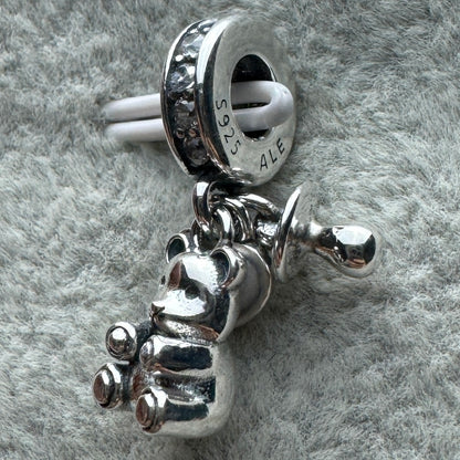 Charm Colgante Triple Bebé Oso, Corazón Y Chupón Pandora Vista Lateral
