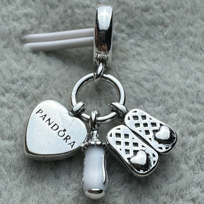 Charm Colgante Triple Bebé Zapatos, Biberón Y Huellas Pandora Vista Desde Atrás