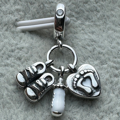 Charm Colgante Triple Bebé Zapatos, Biberón Y Huellas Pandora Vista Frontal