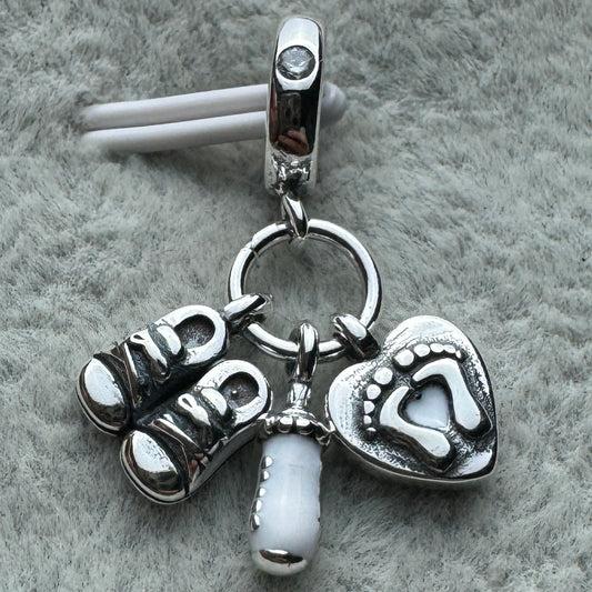 Charm Colgante Triple Bebé Zapatos, Biberón Y Huellas Pandora Vista Frontal