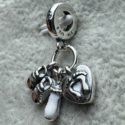 Charm Colgante Triple Bebé Zapatos, Biberón Y Huellas Pandora Vista Lateral
