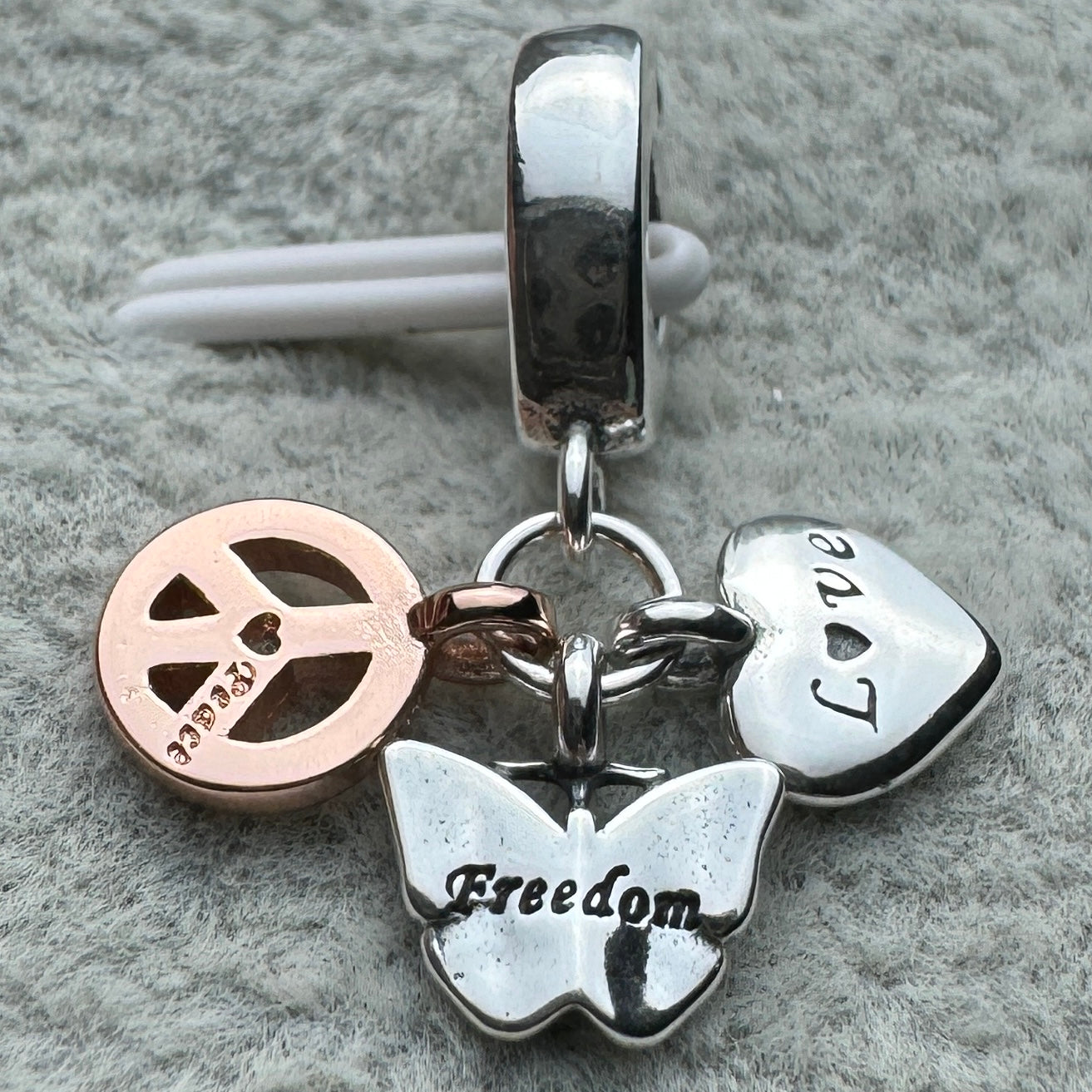 Charm Colgante Triple Corazón Arcoíris, Mariposa Y Paz De Dos Tonos Pandora Vista Desde Atrás