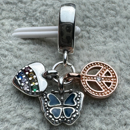 Charm Colgante Triple Corazón Arcoíris, Mariposa Y Paz De Dos Tonos Pandora Vista Frontal