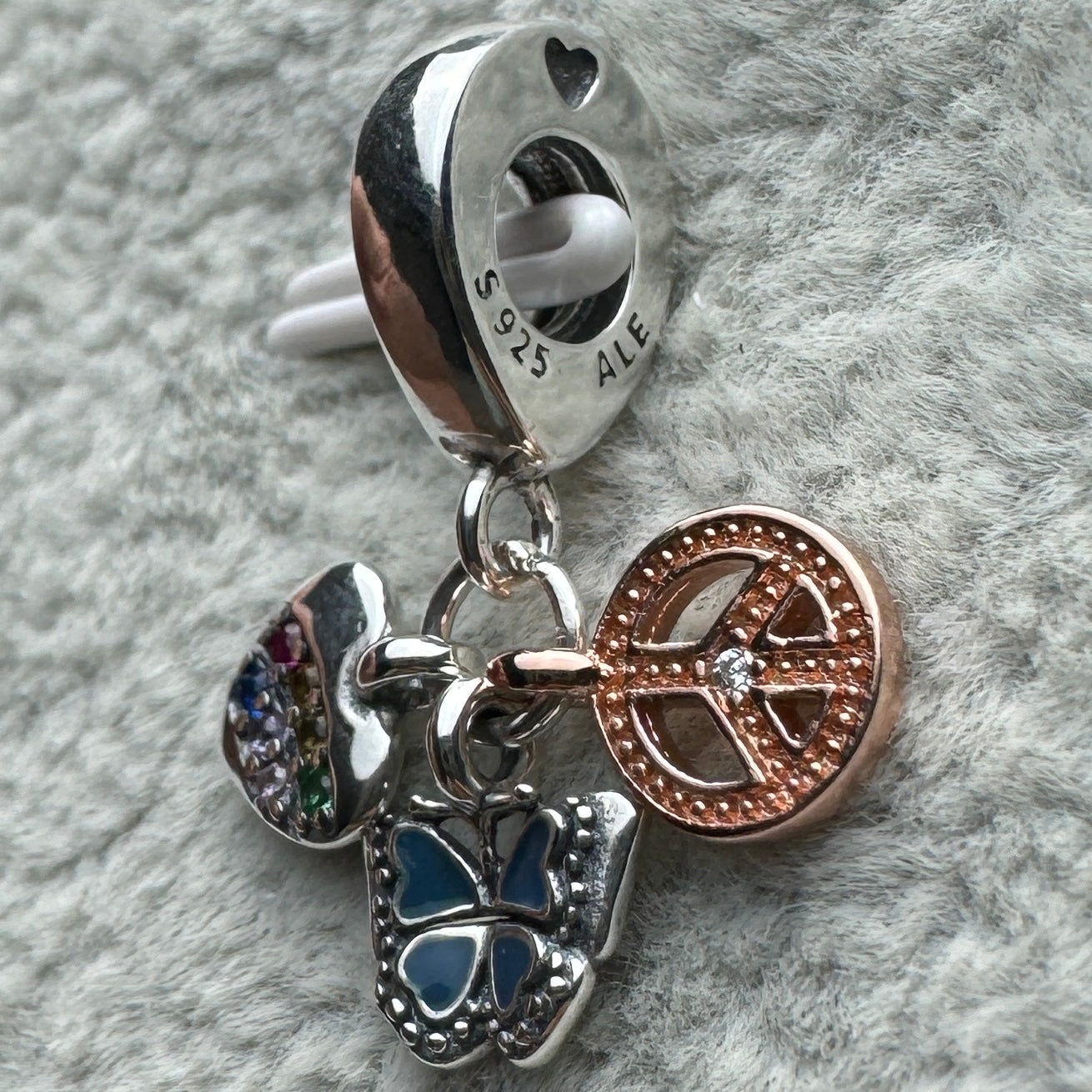 Charm Colgante Triple Corazón Arcoíris, Mariposa Y Paz De Dos Tonos Pandora Vista Lateral